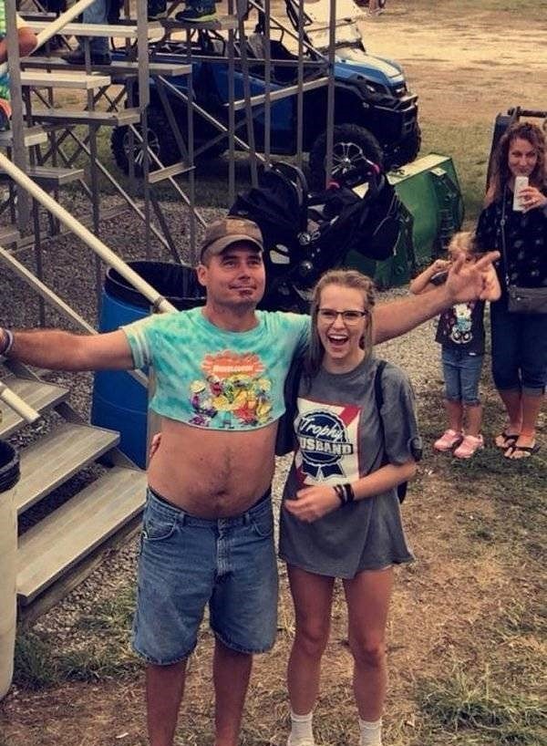 4. Этому мужчине не понравилось, как оделась его дочь, и он заставил ее поменяться с ним футболками