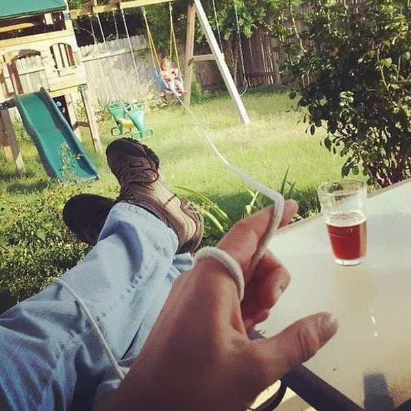 15. Хорошо придумано. Только если соберетесь так делать, отмерьте длину веревки побольше, чтобы не улететь вслед за качелями