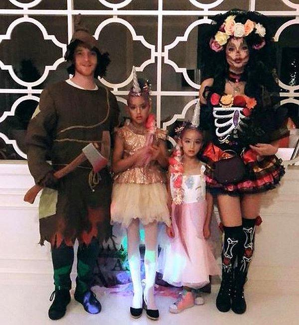 13. Cadılar Bayramı'nı sevgilisi Adriana Lima'nın çocuklarıyla kutlayan Metin Hara'nın Robin Hood kostümü olay oldu.
