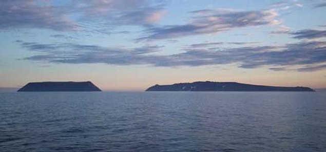 2. Diomede Adaları 3.8624256 kilometre uzaklıkla uluslararası sınırlardadırlar ve aralarında 21 saat fark vardır.
