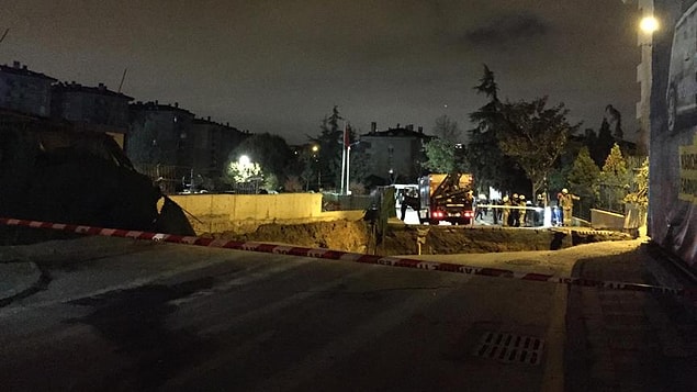 Dudullu-Bostancı Metro Hattı şantiyesinin yanındaki yolda gece saatlerinde çökme meydana geldi.
