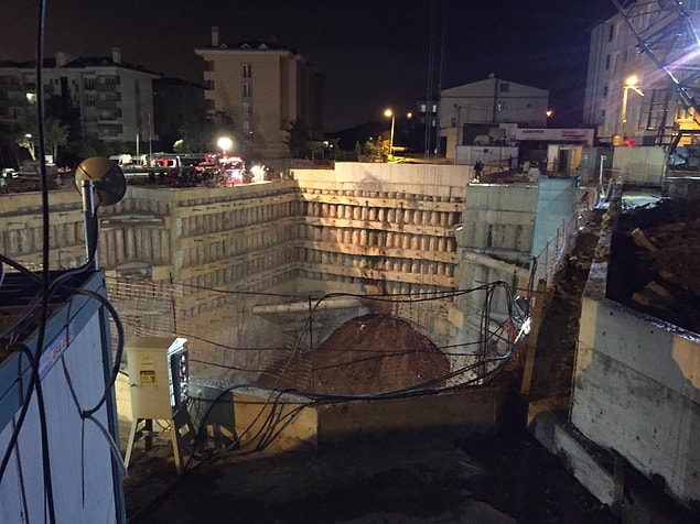Parseller Mahallesi, Kesikkaya Caddesi'nde yaşanan çökme sonrası 100 metrekare genişlikte ve 17 metre derinlikte çukur oluştu.