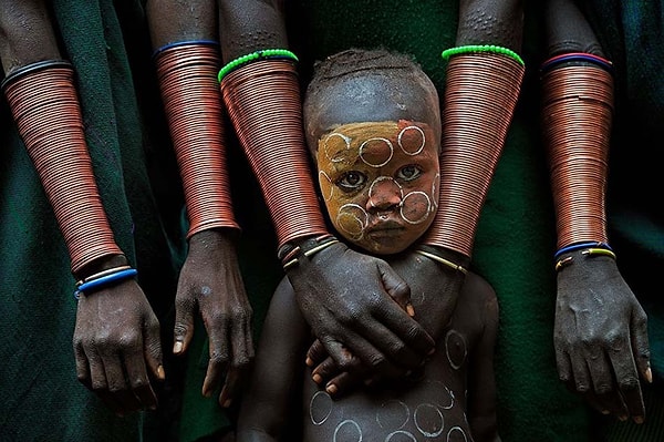 7. «Малыш с браслетами», первое место в номинации «Лица и характеры». Фото: David Nam Lip Lee.