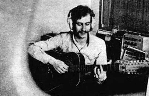 "Beni Hiç Bırakma / Hiç İstemem" plağı ile solo hayatına başladı.