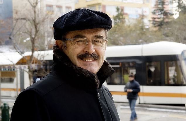Hikayesi, kendi çizdiği yolu, eğitimi, kariyeri, başarıları ve Eskişehir için yaptıklarıyla tüm Türkiye’nin örnek alması gereken bir siyasetçiyi, Yılmaz Hoca’yı anlatacağız bugün sizlere…