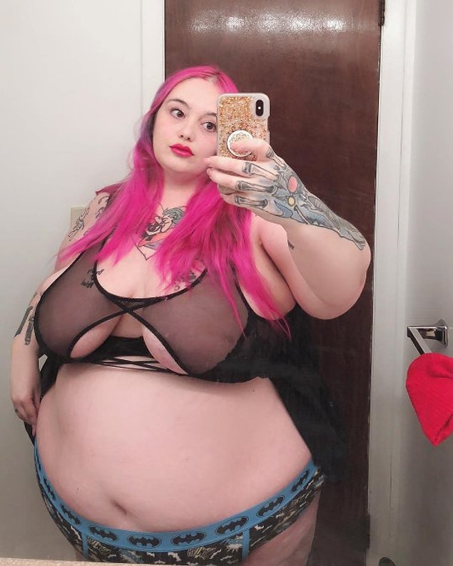 Lilith modellik yapıyor, vücudunun fotoğraf ve videolarını paylaşıyor.