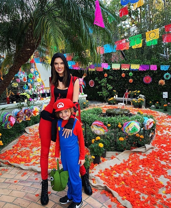 17. Алессандра Амбросио с сыном