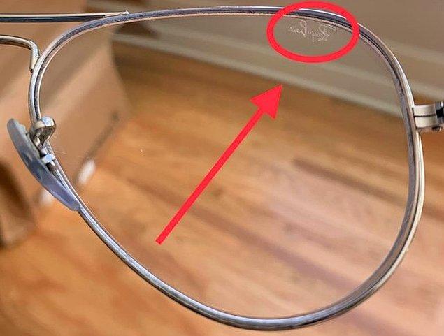 2. Numaralı gözlüklerde lazerle işlenen markalar gözlüğü takan kişiler için leke olarak görünüyor.