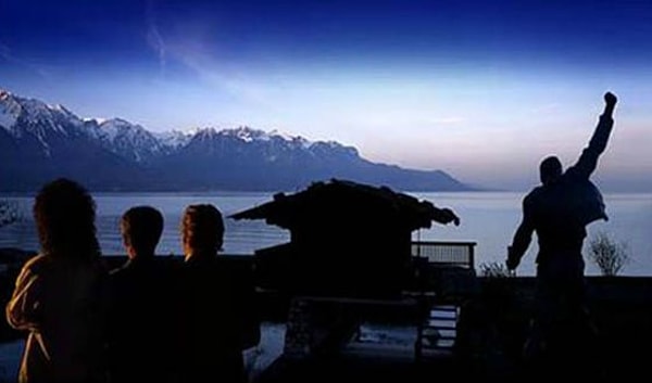 14. После смерти вокалиста группа не распалась