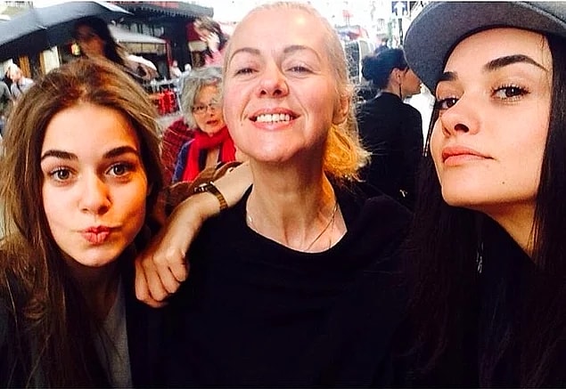 6. Hande ve Bensu Soral'ın anneleri Sebahat hanım genç kız gibi.
