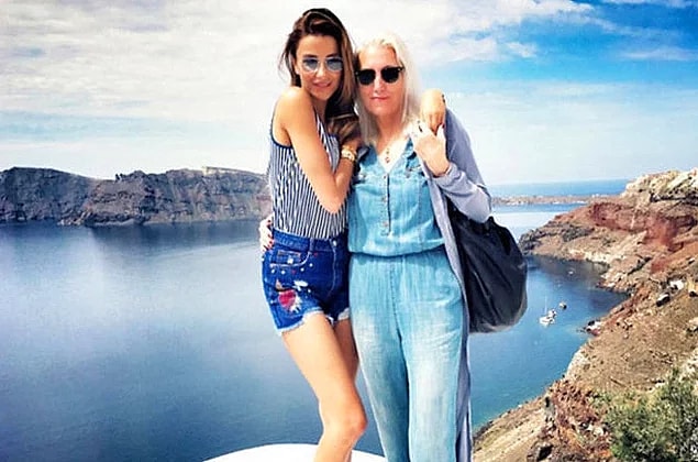 12. Özge Ulusoy'un annesi Armağan hanım en az kızı kadar dikkat çekici.