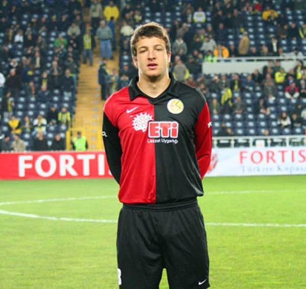 Batuhan Karadeniz, 11 Mayıs 2010'da daha önce kiralık oynadığı Eskişehirspor'a 2 milyon euro bonservis bedeliyle transfer oldu.