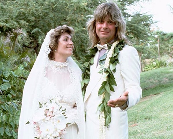 Пара известна миру благодаря постоянным скандалам. Похожие друг на друга Оззи и Шэрон Осборн прожили более 30 лет вместе, несмотря на измены, пьянство и другие выходки музыканта.