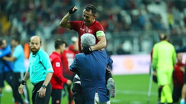 Komutanın gözleri buğulandı, elini omzuna koydu, “vatan görevi illa vuruşarak olmaz oğlum” dedi, “vatan için mücadeleye devam etmek istiyorsan, futbol oyna, ay yıldızlı formayı o şekilde taşı.”