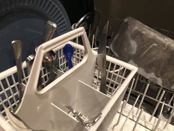 3. "Он ставит ножи в посудомойку острым концом"