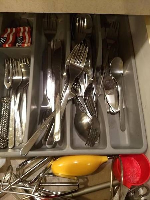 11. "Ящик со столовыми приборами после моего благоверного"