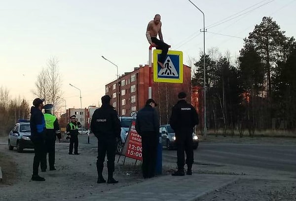 13. Пол — это лава. Вон, видите, внизу его поджидают лавовые монстры