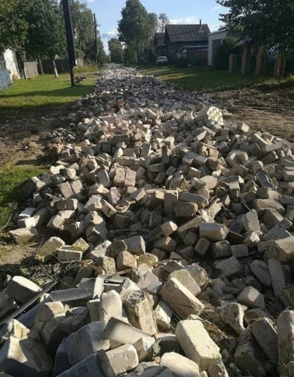 16. Знакомьтесь, это дорога в деревне Митюково под Йошкар-Олой. Зато ни один враг не пройдет и не проедет!