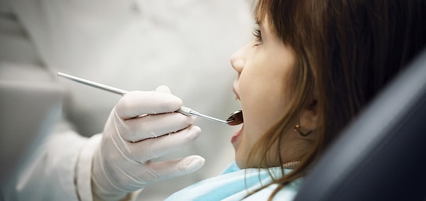 Кажется, у всех возникает один и тот же вопрос: «Даже если вы стоматолог, зачем вам прятать так много человеческих зубов в пустотах стены?»