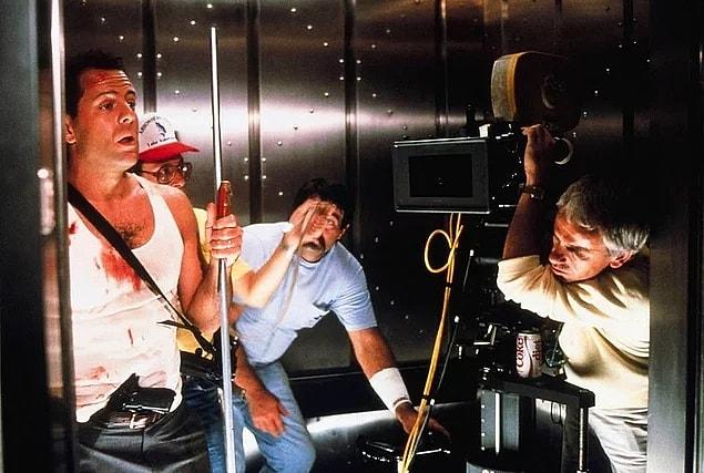 8. Bruce Willis looking bomb on the set of 'Die Hard' 👇