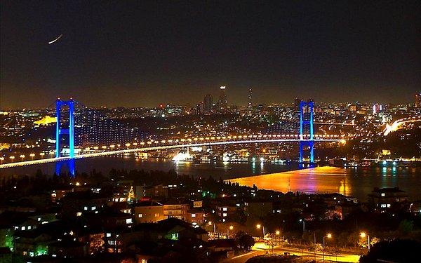12. İstanbul manzaralı geçişler. Bunlar Kız Kulesi ya da köprü olabilir. Kendisi yağ işlevini görüyor.