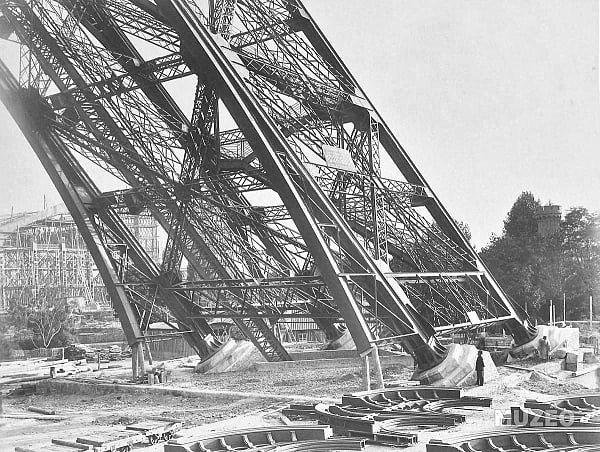 15. Eğer hiç Paris'te bulunmadıysanız belirtelim, bu fotoğraf Eyfel Kulesi'nin 1888 yılındaki inşasına ait: