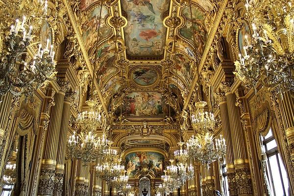 Charles Garnier imzası taşıyan bu mimari harikası, İmparator III. Napolyon için tasarlanmış.