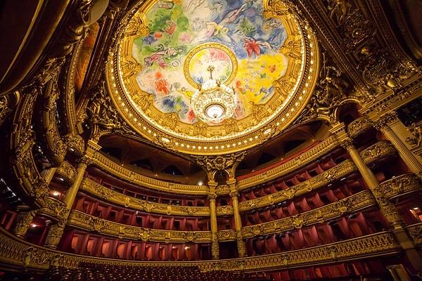 Paris’in en çok ziyaret edilen ve şehrin simgesi haline gelmiş yapılardan biri olan Palais Garnier’e yolunuz düşerse büyüleyiciliği hakkında az bile söylediğimizi anlayacaksınız…
