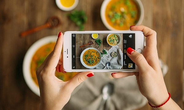 5. Считается приемлимым фотографировать еду, когда вы сидите за столом в компании.