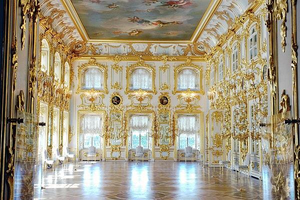 Versay Sarayı, aynı anda 20 bin kişiyi içine sığdırabilecek kapasiteye sahip. Bu özelliği ile Avrupa'nın en büyük sarayları arasında yer alıyor.