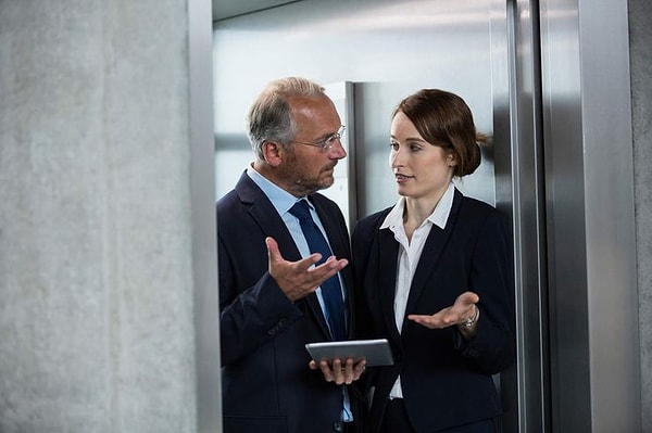 9. По правилам этикета, в лифт первой должна входить женщина, а не мужчина.