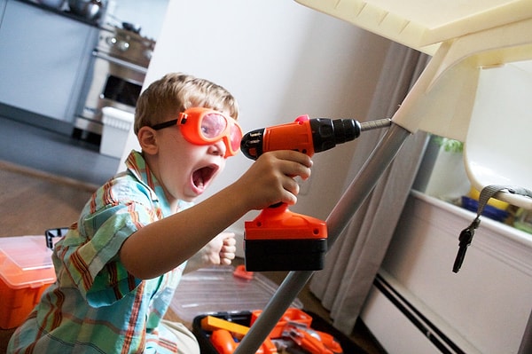 13. Вполне нормально приводить с собой в гости ребенка, даже если он шумит и отвлекает гостей. Дети есть дети.