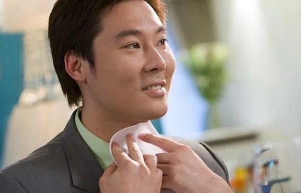 3. По правилам этикета разрешается засовывать салфетку за воротник, чтобы не запачкаться.