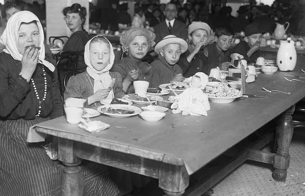 8. Вы должны закончить есть тогда, когда все закончили есть.