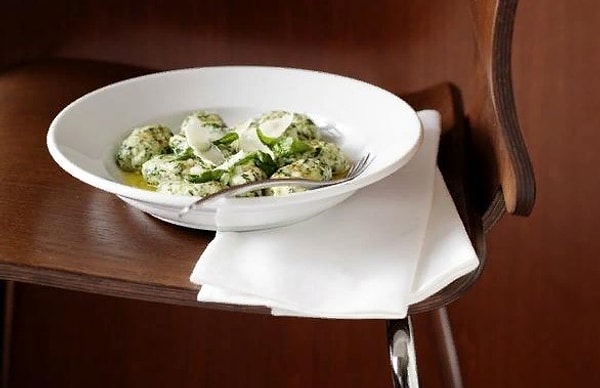 12. Если вам нужно покинуть гостей посреди трапезы, то надо положить салфетку с колен на стул, а не на стол.