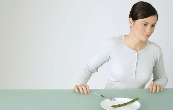 17. Закончив есть, нужно "облокотить" вилку на тарелку. Зубцы вилки при этом должны быть направлены вниз.