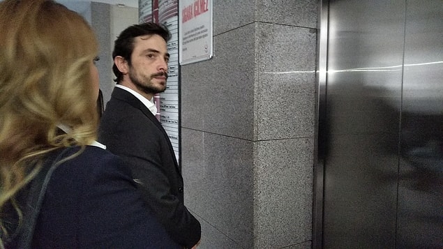 Adliyenin C blokundaki avukat girişinden içeri alınan Kural, avukatı ve yanlarındaki 2 kişiyle soruşturma savcısının bulunduğu 6. kata çıktı.