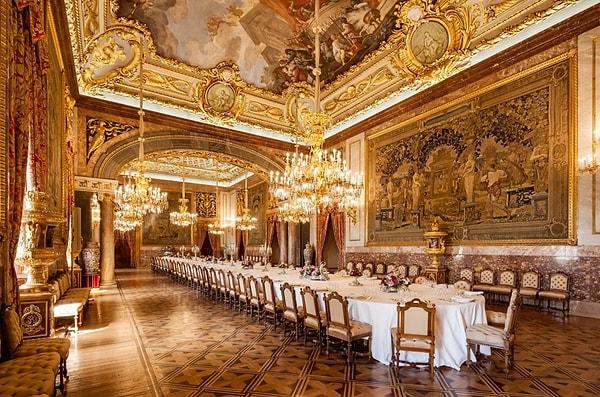 Madrid Kraliyet Sarayı, klasik mimari ile barok stilinin mükemmel bir karışımı...