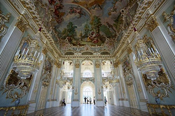 Bir Versay Sarayı kadar görkemli olmasa da insana huzur veren bir eşsizliği var Nymphenburg Sarayı'nın.