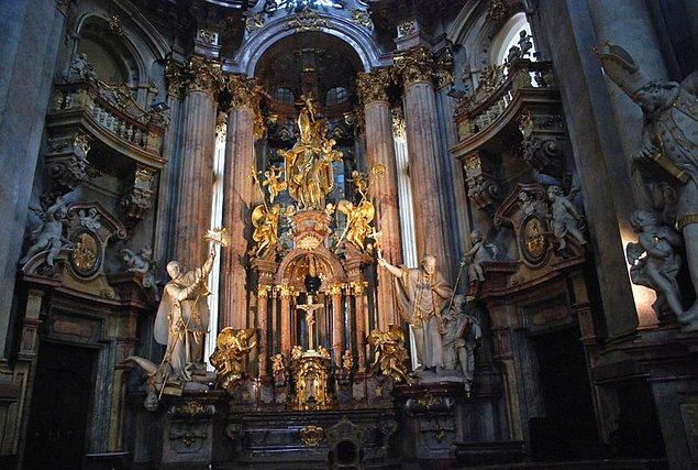 St. Nicholas Kilisesi, barok mimarisinin en başarılı örneklerinden...