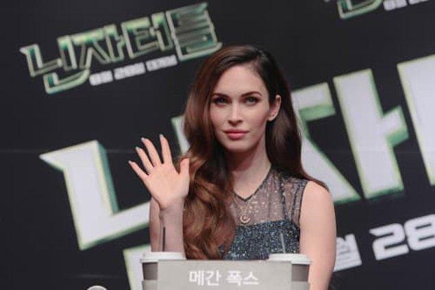 1. Megan Fox'un baş parmakları ile aynı baş parmaklarına sahip olmanın haklı gururunu yaşamak: