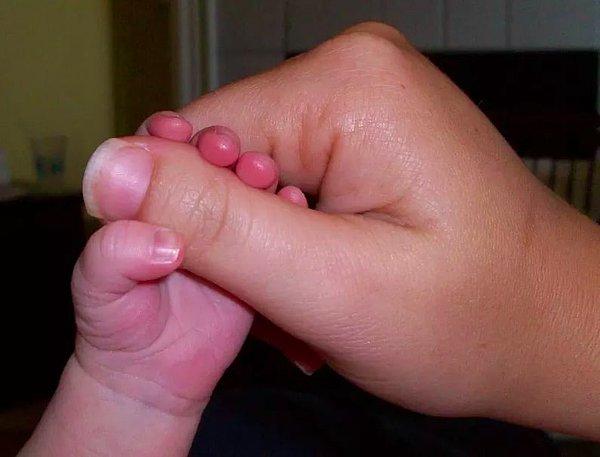 13. Bebeklerin tutabilmesi için mükemmel bir boyutta olduğunu bilmenin verdiği haz: