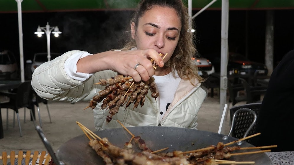 Çöp Şiş Yeme Rekoruna Sahip Ceren Rekorunu Yeniledi: 46 Dakikada 315 Çöp Şiş!