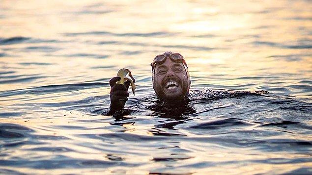 Ross, parkurunu tamamladıktan sonra ayaklarının fotoğrafını Instagram'da paylaşarak bu kadar uzun süre denizde olmanın şok edici etkilerini gözler önüne sermiş oldu.