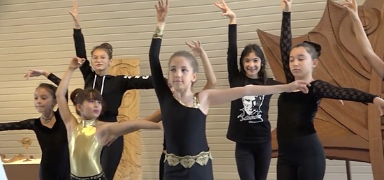 Çok Güzel Hareketler Bunlar! Çocuklar 'Bale Adı Altında Soyunuyorlar' Diyen Gazeteciyi, Bale Gösterisiyle Protesto Etti