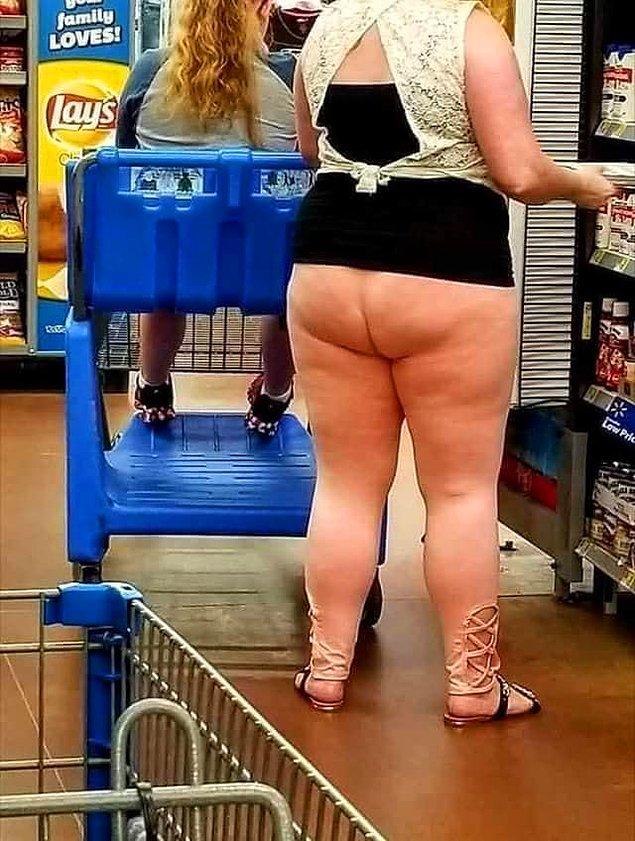 Market arabasını iten kadın pantolon giymeyi unutmuş gibi görünüyor. Fakat aslında üzerinde bir tayt var!