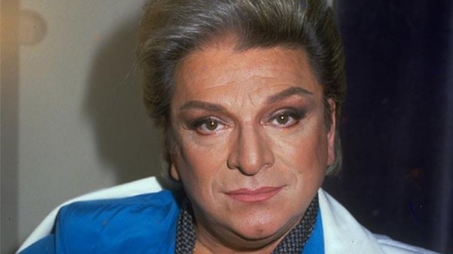 Zeki Müren'in yakın arkadaşı Göksenin Çakmak'ın iddiasına göre Zeki Bey, balayı için otelde bulunan bir damat ile birlikte olmuş.