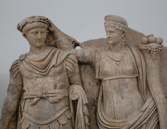 Ancak Nero kendisiyle aynı fikirde değildi. Hırsları yüzünden önüne çıkan herkesi yok eden Agrippina'nın sonu bunca zamandır tahta geçirmek için uğraşıp didindiği oğlunun elinden oldu.