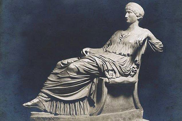 Beş Roma imparatoruna kan ve evlilik yoluyla sıkı sıkıya bağlanan ve kendi kaderini kendisi yazmayı seçen bir kadın Agrippina.