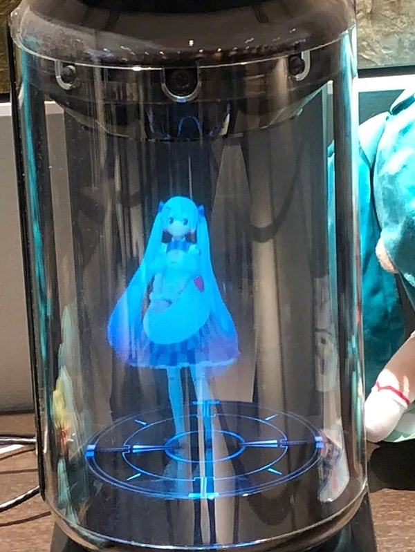 4. С виртуальной певицей Акихико начал встречаться благодаря Gatebox — капсуле, разработанной таким образом, чтобы фанаты могли жить с любимыми персонажами.